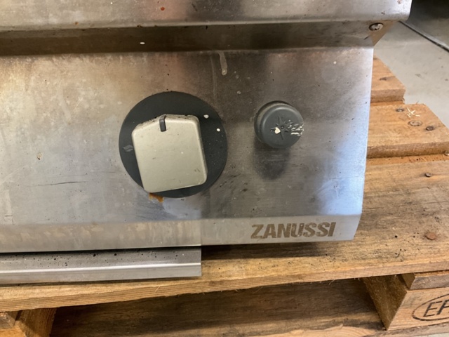 1206329-2 Gas grill/lava stone grill Zanussi