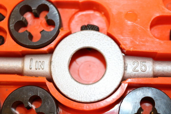 1211216-4 Gängverktyg & märkmaskin