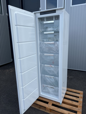 1137532-6 SMEG Frys Integrerat Universell Vit S8F174NE