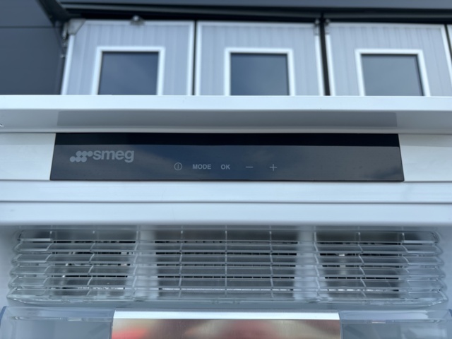 1137532-7 SMEG Frys Integrerat Universell Vit S8F174NE