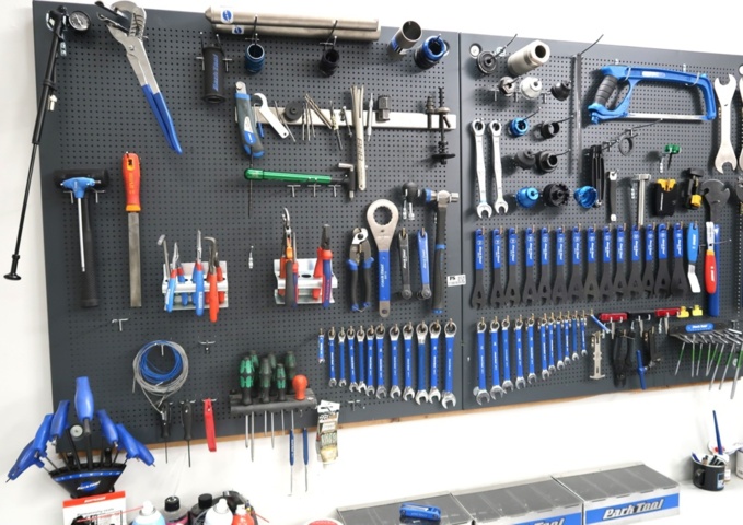 773618-1 Verktygstavla och bänk med div verktyg