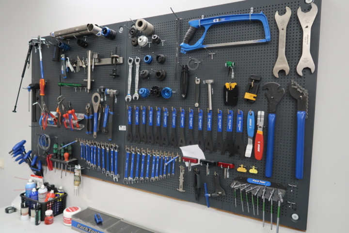 773618-3 Verktygstavla och bänk med div verktyg