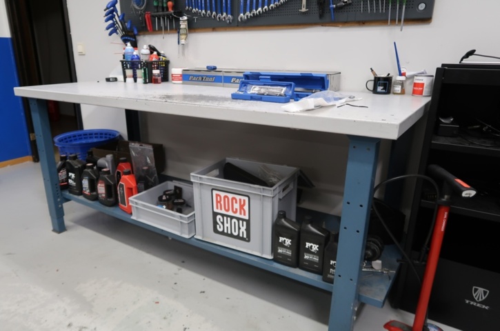 773618-4 Verktygstavla och bänk med div verktyg