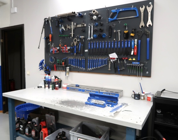 773618-5 Verktygstavla och bänk med div verktyg