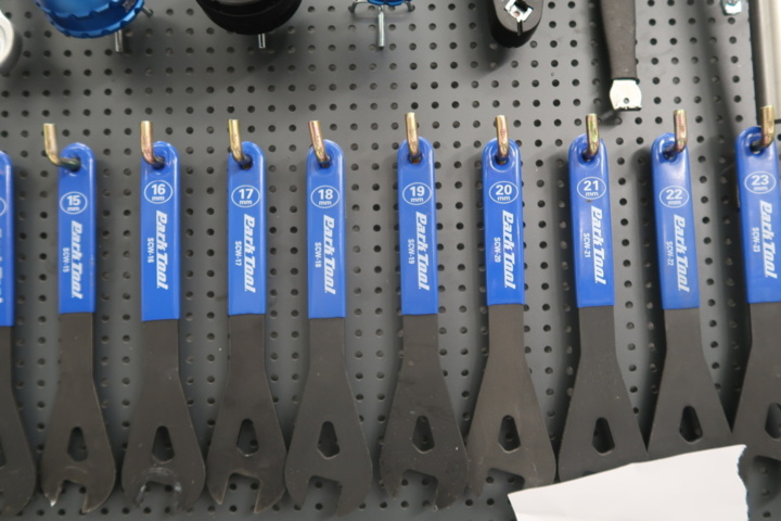 773618-6 Verktygstavla och bänk med div verktyg