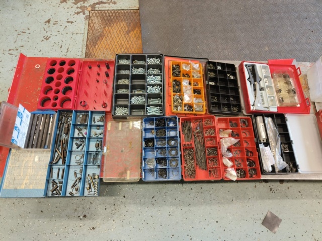 Assortment boxes & Threading tools - PS Auction - We value the future ...