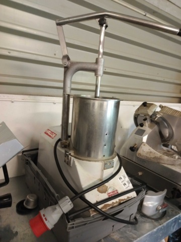 1134748-2 Pouring machine / vegetable cutter
