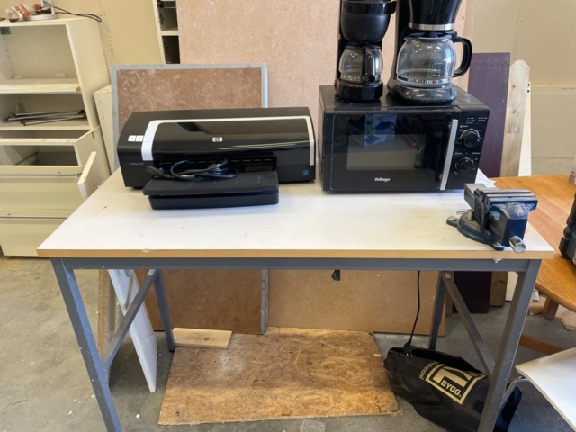 1224219-1 Arbetsbord med skruvstycke, skrivare, kaffebryggare, micro