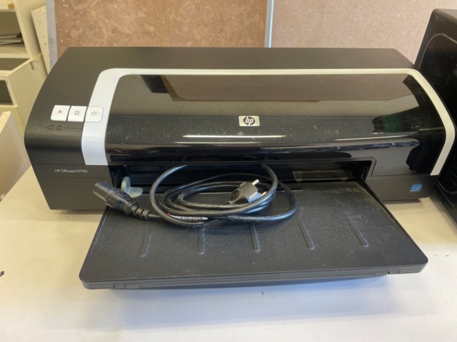 1224219-2 Arbetsbord med skruvstycke, skrivare, kaffebryggare, micro