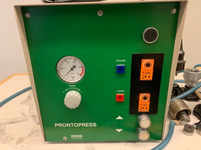 1239808-2 Injection molding machine/press molding machine - Struers Prontopress 9998