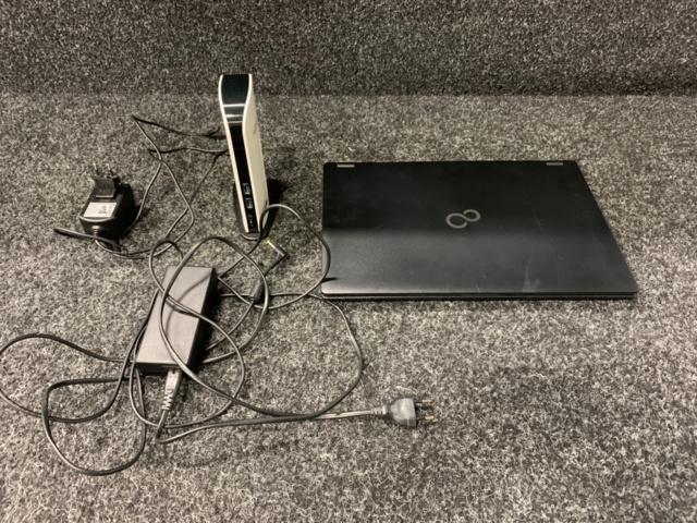 1232246-1 Laptop Fujitsu Lifebook E Series E5511 with dock Fujitsu