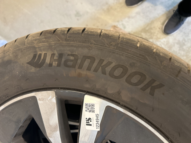 1234945-5 Volvo original rims with tires 235/55R18