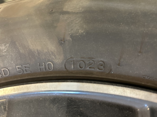 1234945-7 Volvo original rims with tires 235/55R18