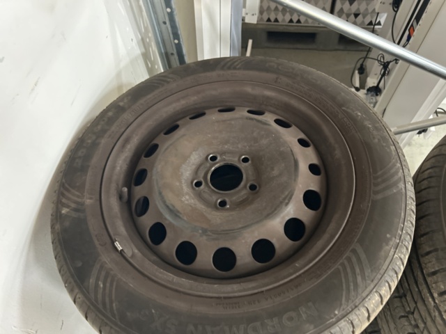 1234949-2 Två uppstäningar däck med fälg till Ford Transit Connect