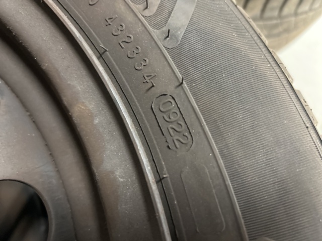 1234949-6 Två uppstäningar däck med fälg till Ford Transit Connect