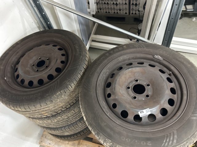 1234949-1 Två uppstäningar däck med fälg till Ford Transit Connect