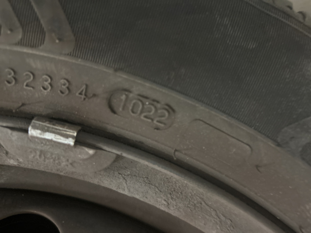 1234949-9 Två uppstäningar däck med fälg till Ford Transit Connect