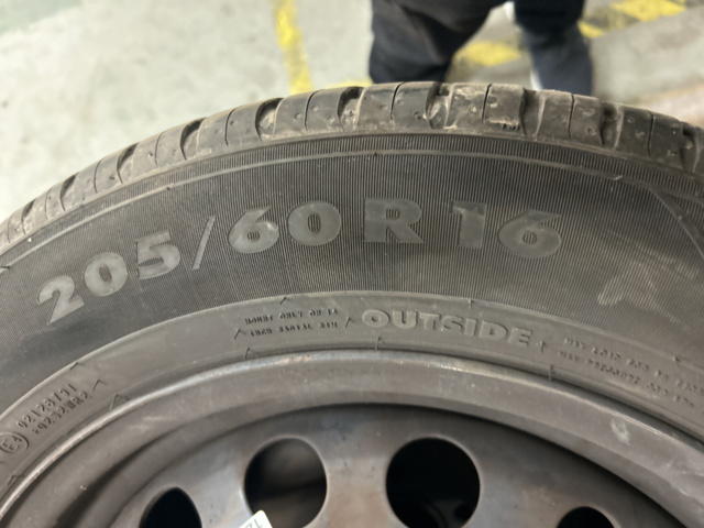 1234949-5 Två uppstäningar däck med fälg till Ford Transit Connect