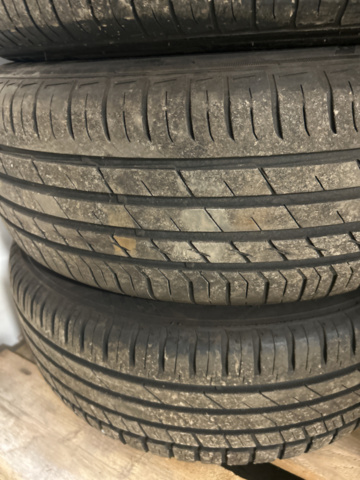 1234949-10 Två uppstäningar däck med fälg till Ford Transit Connect