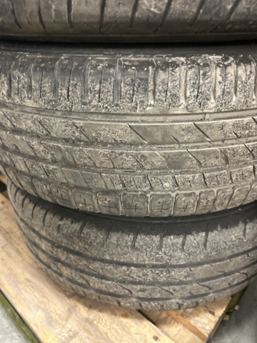 1234949-13 Två uppstäningar däck med fälg till Ford Transit Connect