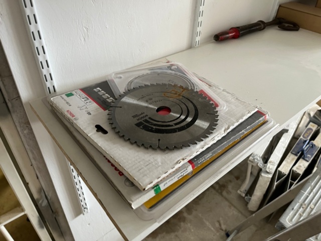 1214915-8 Diverse byggrelaterade objekt