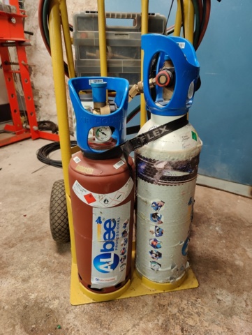 1241879-2 Gas cutting trolley with tubes