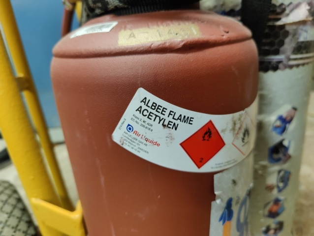 1241879-4 Gas cutting trolley with tubes