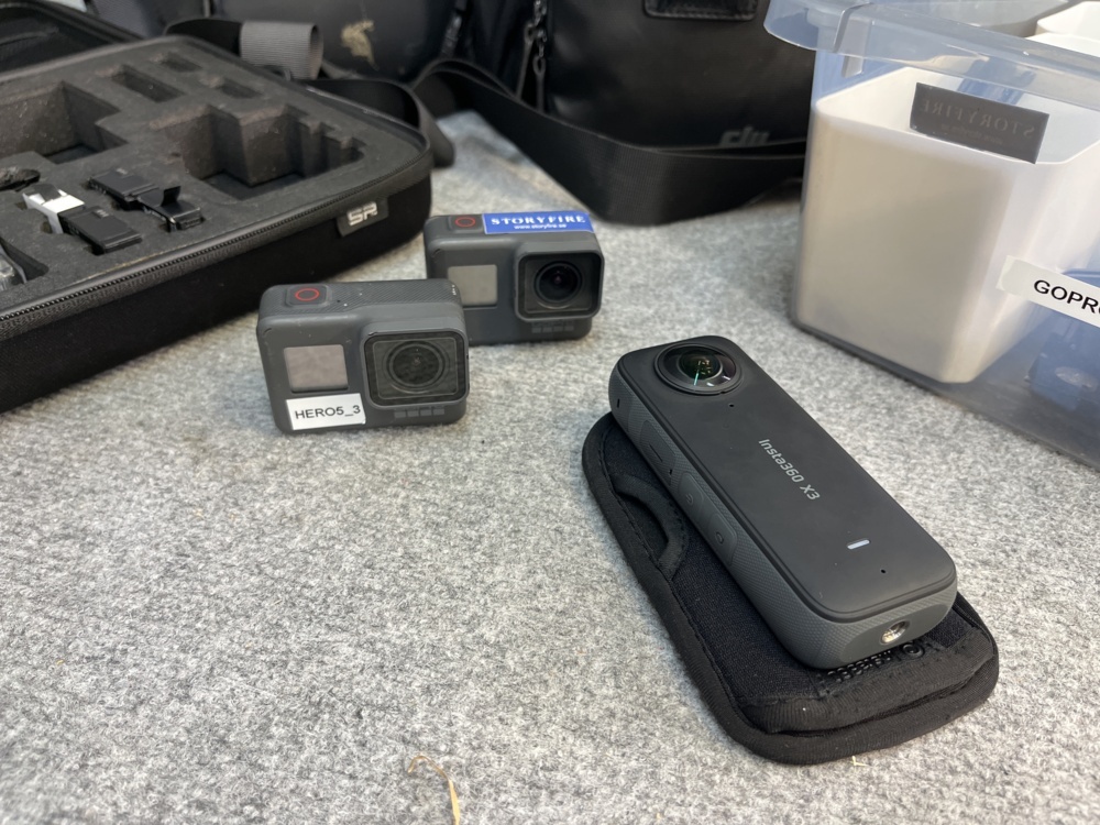 1239866-2 Samling av 2 GoPro-kameror, 1 Insta360-kamera, tillbehör och 2 drönare