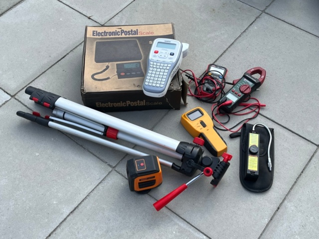 1248065-1 Krysslaser, Multimeter, våg, etikettmaskin m.m.