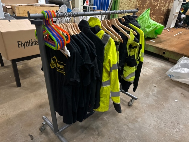 1246474-1 Scaffolding with work clothes