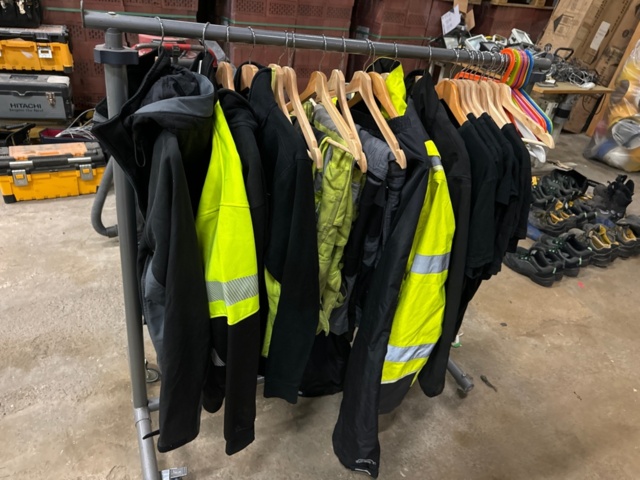 1246474-3 Scaffolding with work clothes