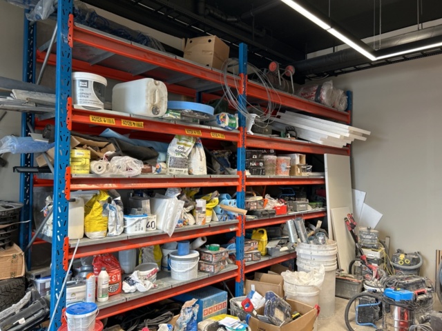 1235050-2 Pallet racking 4 sections with shelves