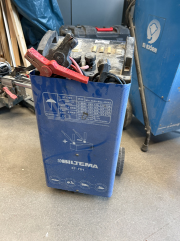 1235062-1 Biltema batteriladdare