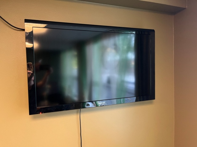 1140550-1 Toshiba TV screen 40` with wall bracket