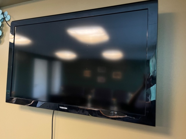 1140550-7 Toshiba TV screen 40` with wall bracket