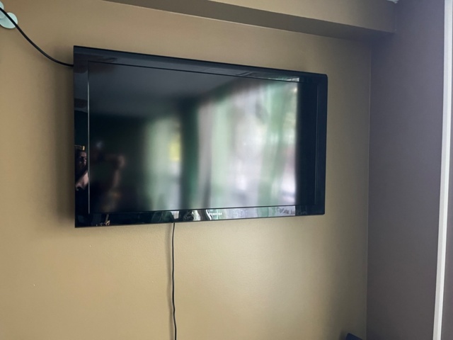 1140550-3 Toshiba TV screen 40` with wall bracket