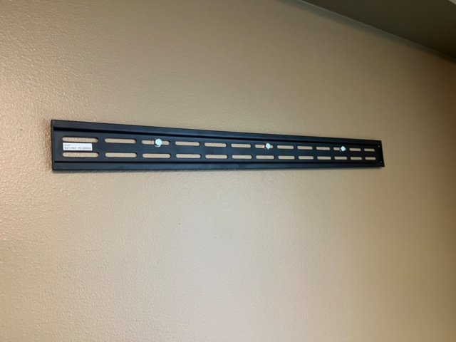 1140550-6 Toshiba TV screen 40` with wall bracket