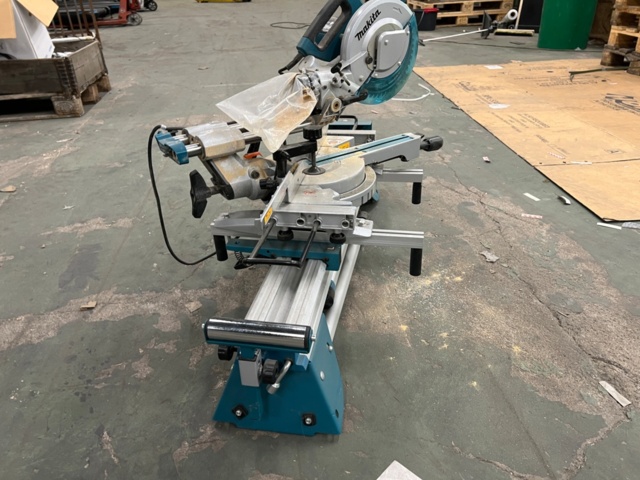 1088468-5 Miter saw Makita LS0815FL + table