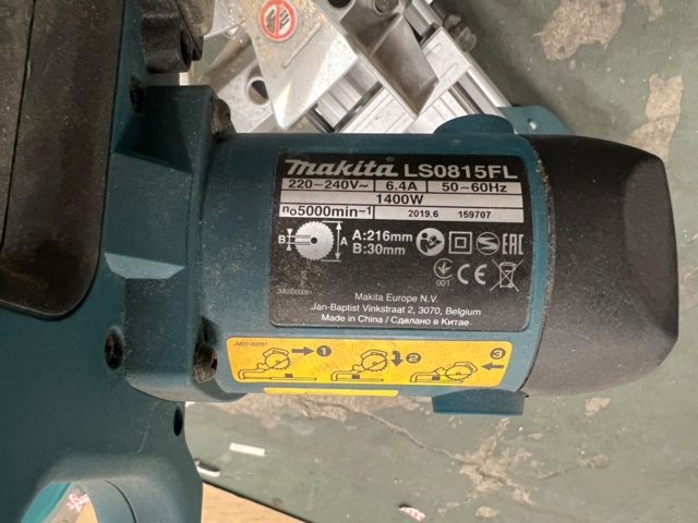 1088468-6 Miter saw Makita LS0815FL + table