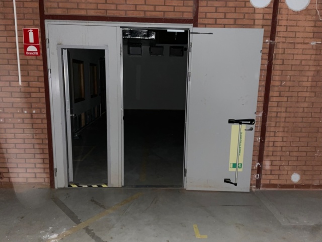 1253358-1 Steel door with a smaller and a larger door