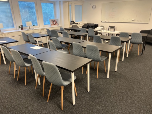 1243100-1 Lektionssal - Cirka 12st bord och 22st stolar med mera