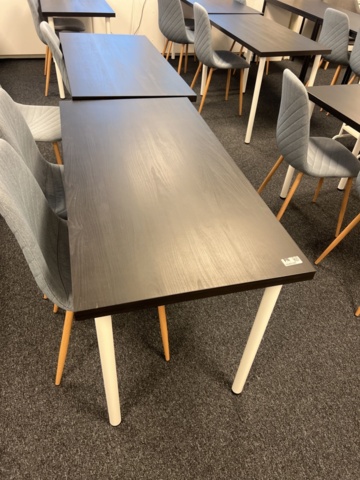 1243100-4 Lektionssal - Cirka 12st bord och 22st stolar med mera