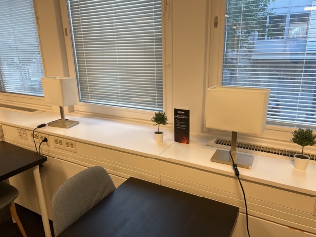 1243100-5 Lektionssal - Cirka 12st bord och 22st stolar med mera