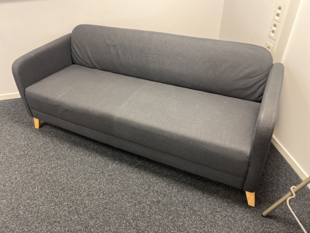 1243100-6 Lektionssal - Cirka 12st bord och 22st stolar med mera