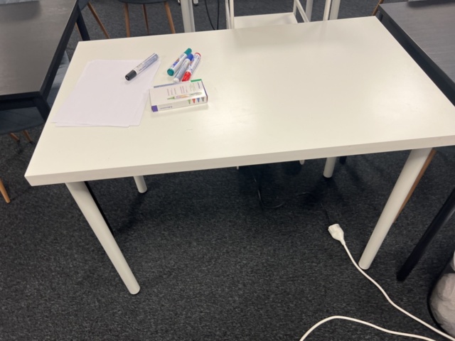 1243100-9 Lektionssal - Cirka 12st bord och 22st stolar med mera