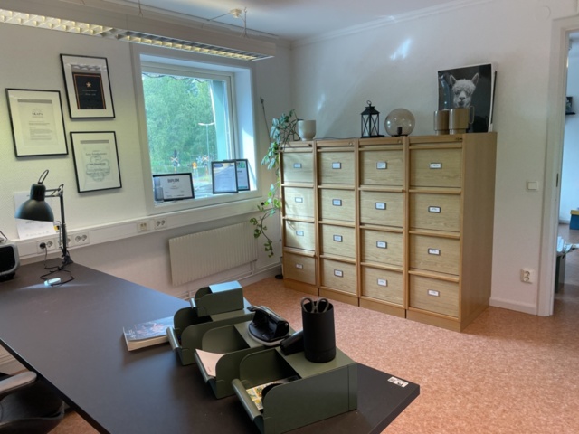 1122158-3 Office furniture & document cabinets