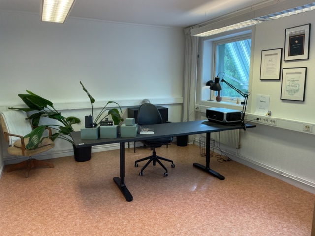1122158-11 Office furniture & document cabinets