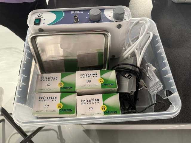 956538-1 Epilator Biomak EP103 with tray, needles and tweezers