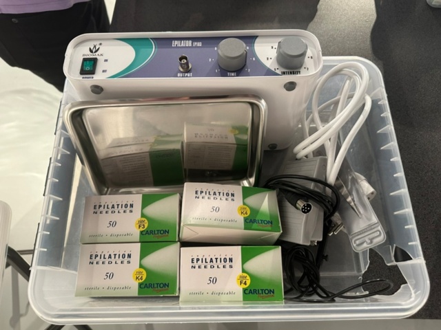956538-3 Epilator Biomak EP103 with tray, needles and tweezers