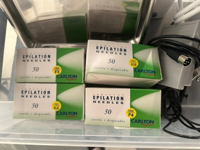 956538-4 Epilator Biomak EP103 with tray, needles and tweezers